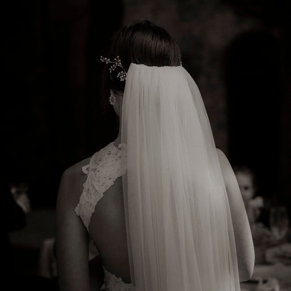 Bride wearing white veil for classic wedding in Italy 