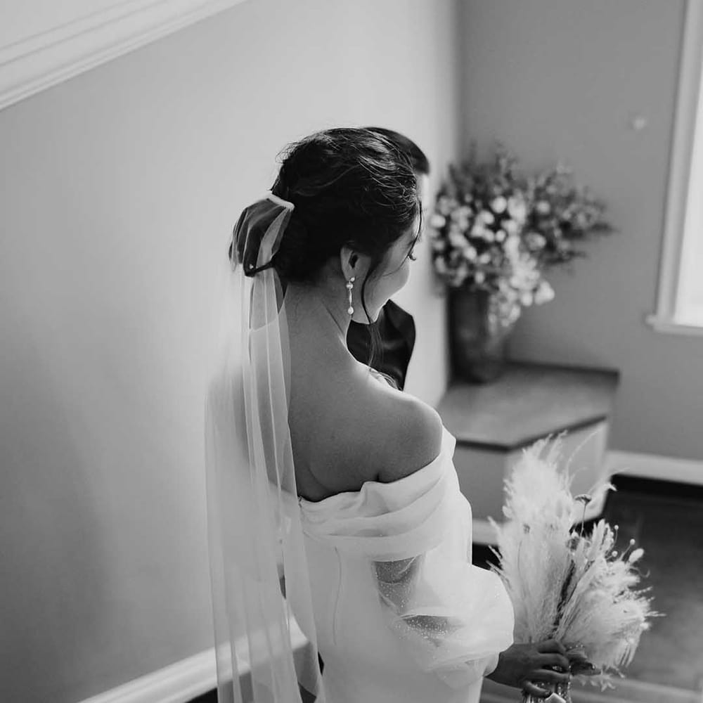 Wedding veil flows to contribute to brides fitted long wedding dress 