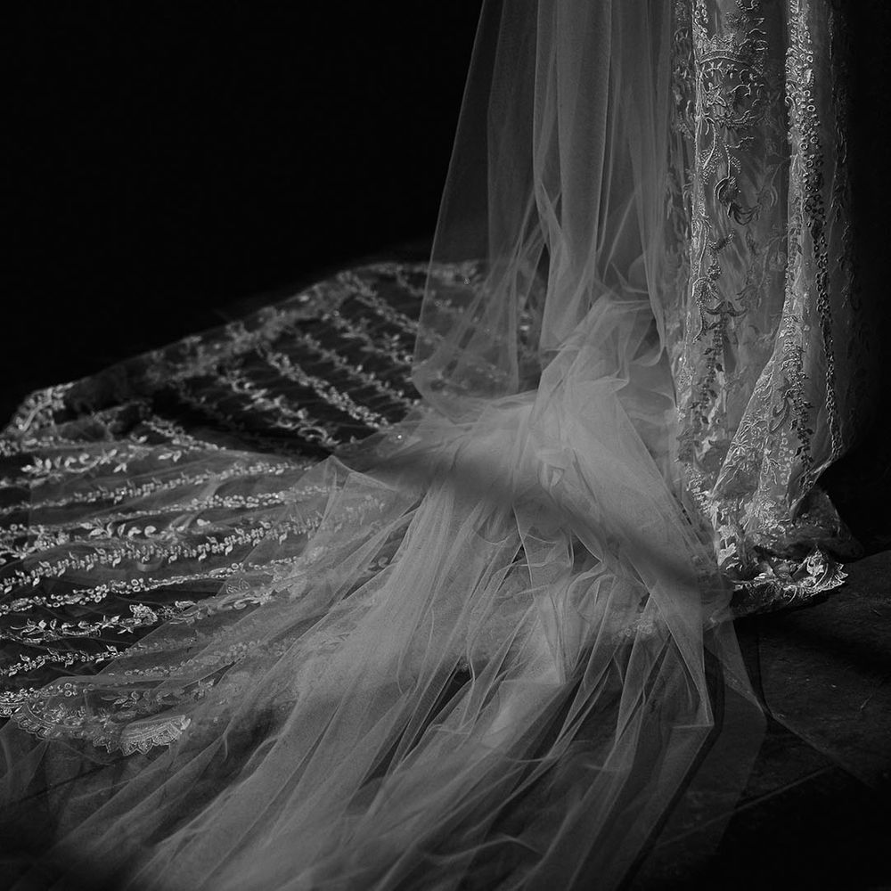 Bride's lace wedding dress train and long veil 