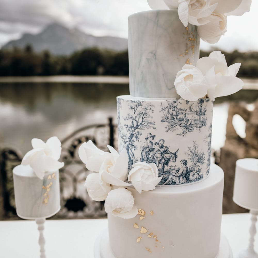 White and blue wedding cake with marble tier and Chinese pottery design