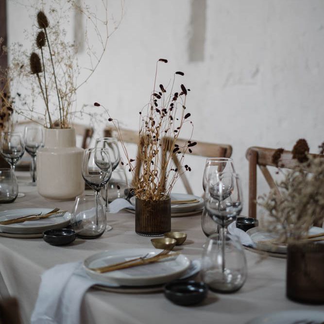 Intimate table decor with coloured glass and charger plates 
