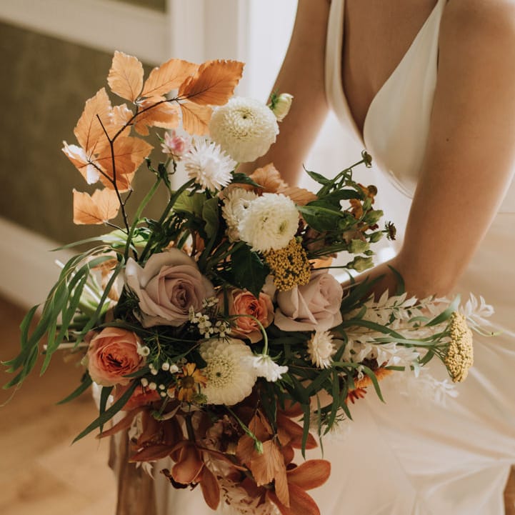 Peach and blush colour palette for autumnal wedding bouquet