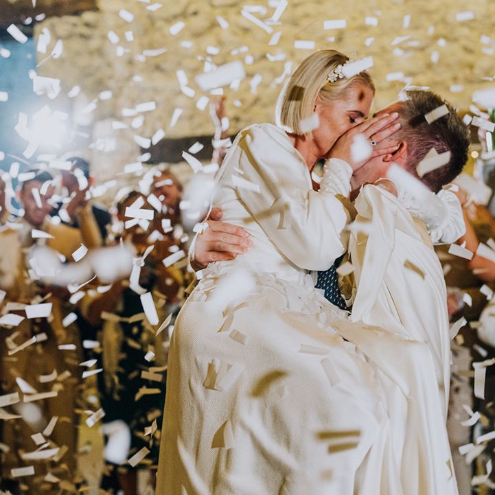confetti cannon first dance wedding day moment 