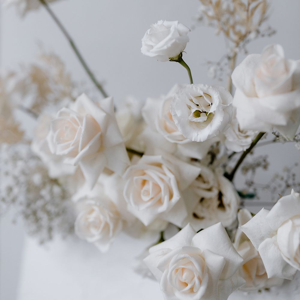 Delicate white wedding flower decor 