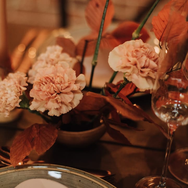 Pink flower tablescape details
