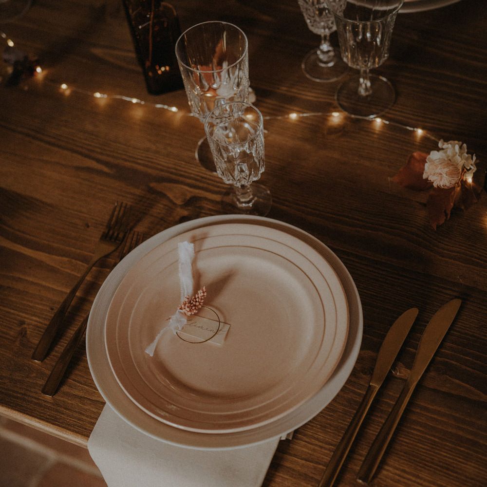 Place setting with coloured tableware, and hoop name place setting