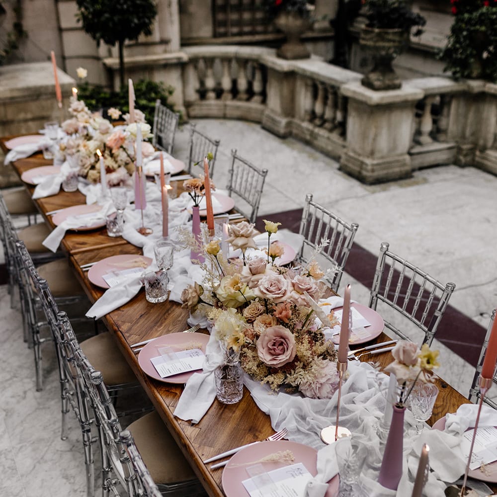 Intimate outdoor wedding at Dartmouth House wedding venue in Mayfair with luxury wedding breakfast table decor 
