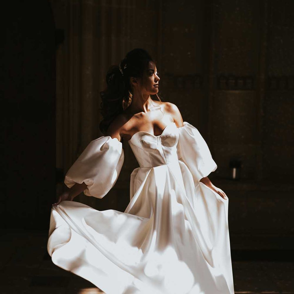Nortier Shallow wedding dress with detachable puff sleeves, sweetheart neckline and full skirt 