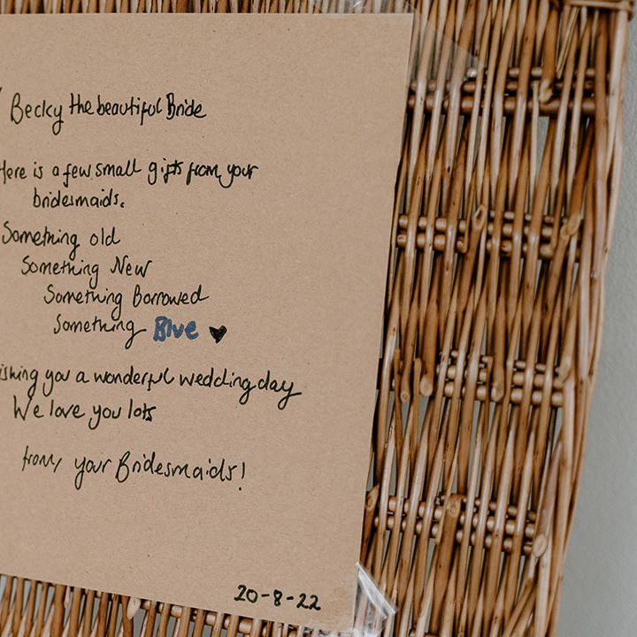 Wicker baskets with a note from the bridesmaids to the bride 
