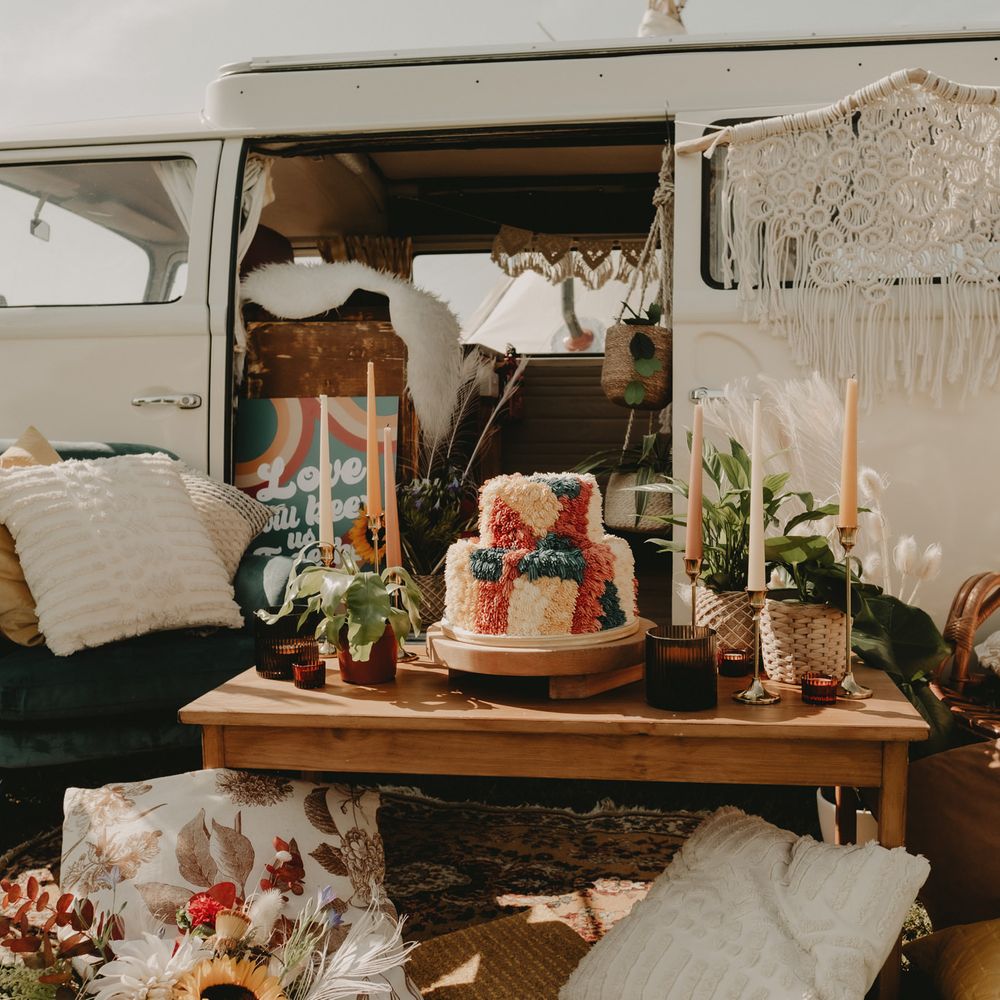 70s shag pile inspired buttercream wedding cake, macrame and candles 