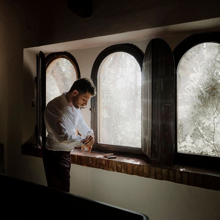 The groom gets ready for his wedding 
