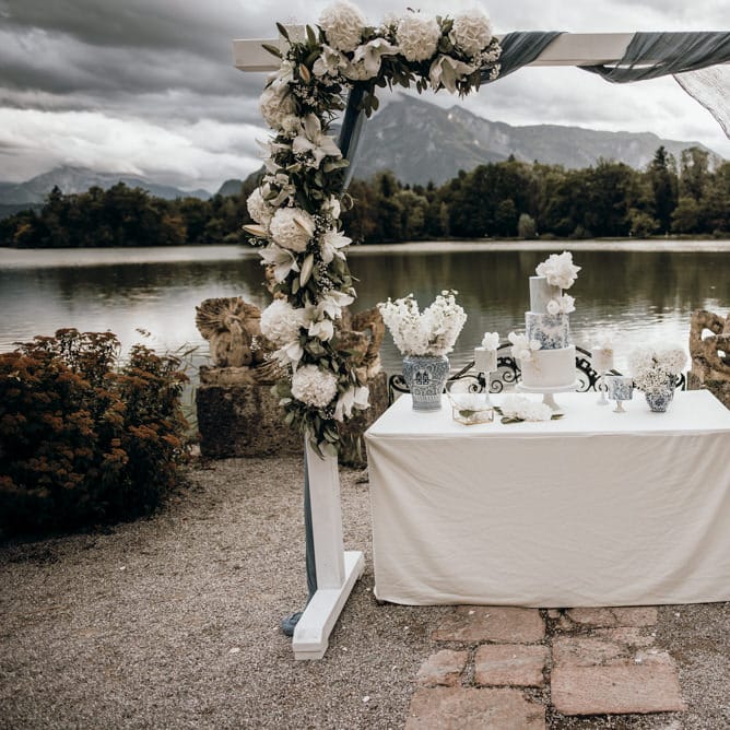 Dessert table full of blue and white Chinese potter, white flowers and cakes 