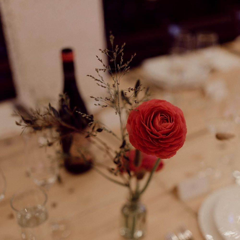 Simple red flower stem table decoration for minimal table setting style