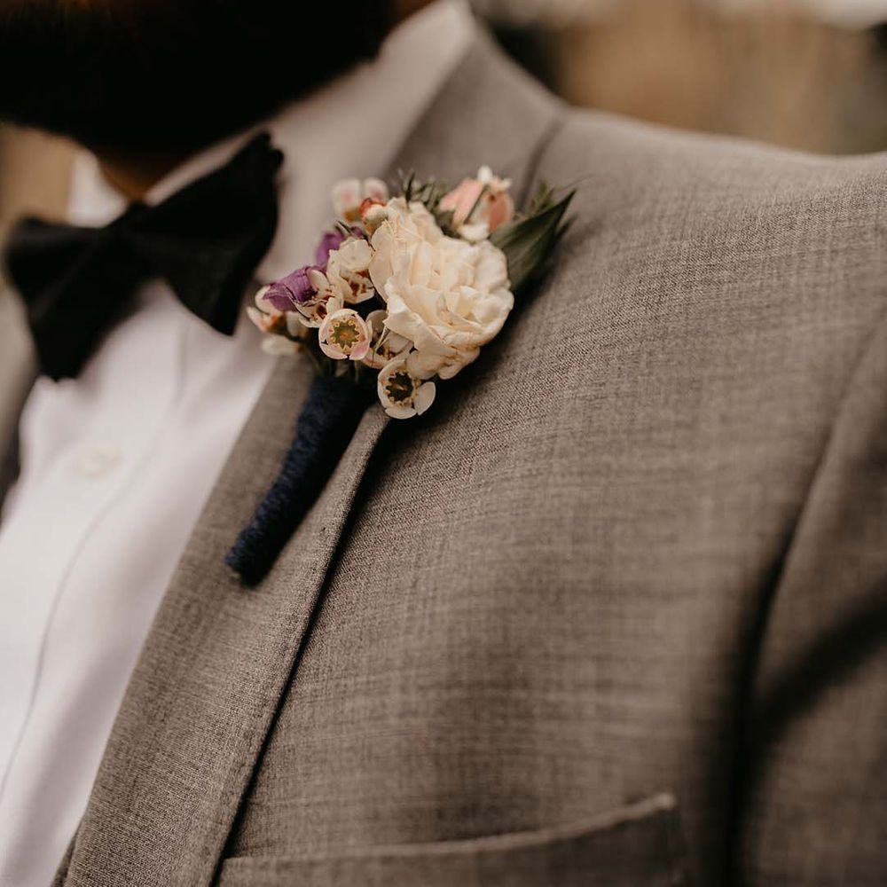 Groom's neutral mixed floral boutonniere 