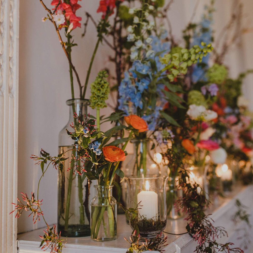 Bright wedding flowers for spring city wedding 