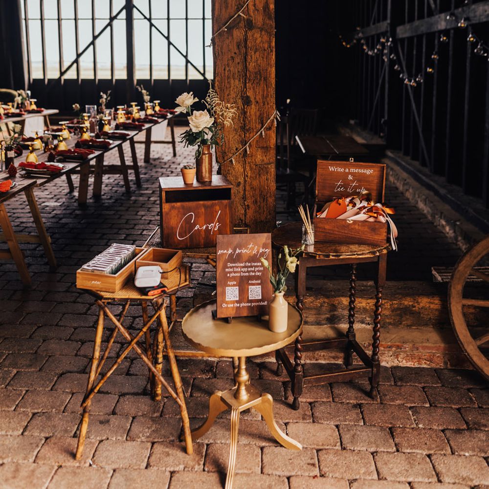 Wooden plagues, fairy lights & autumn vibes in Boho Barn wedding