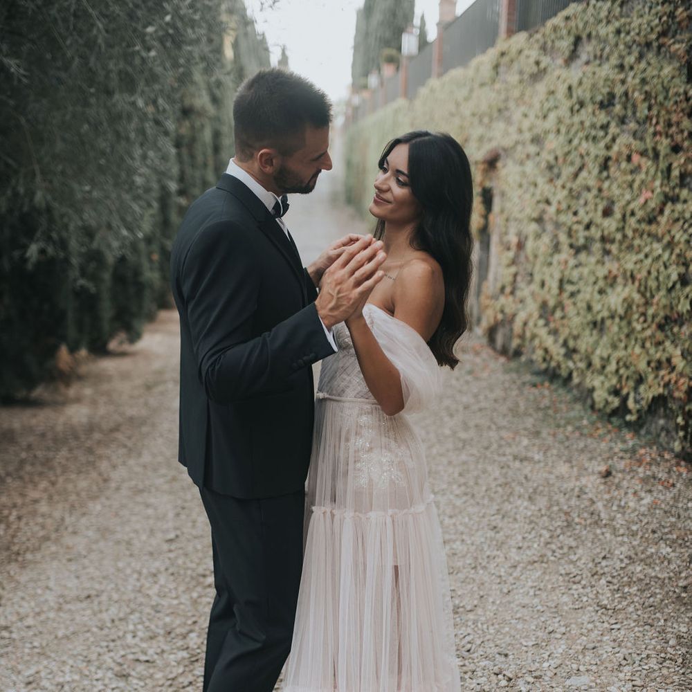 Bride and groom portrait by Daniela Nizzoli Tuscany wedding photographer 