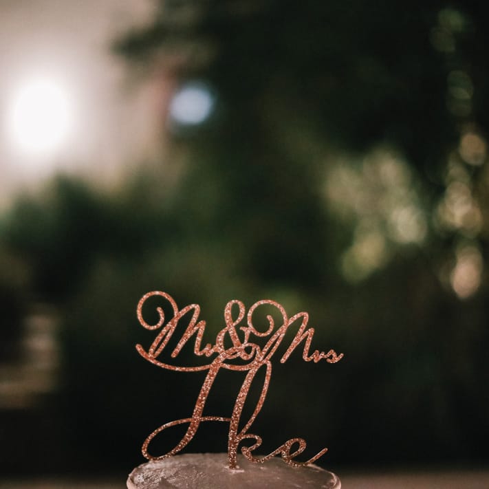 Mr & Mrs sign for wedding cake