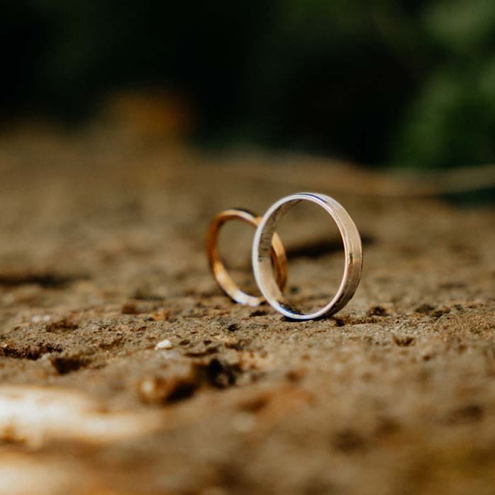 Gold rings on the floor before wedding ceremony outdoors in Italy | Royal Studio