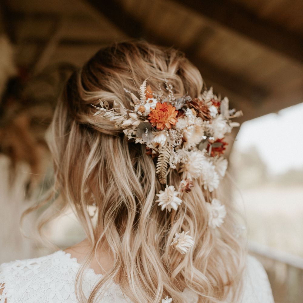 Boho chic hair with flowers and simple curls