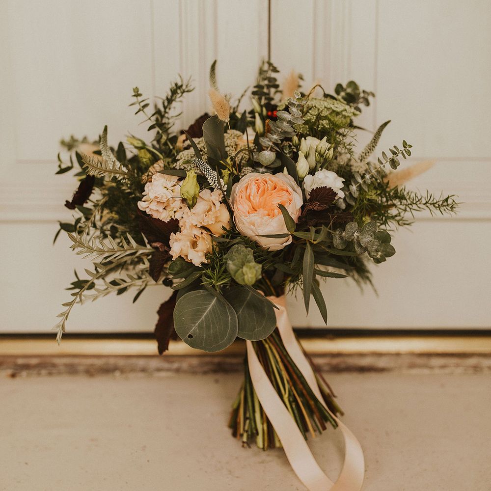 Beautiful peach wedding bouquet for bride