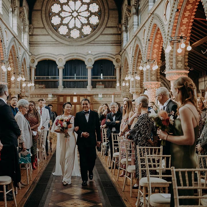 Bride walks down the aisle with her father on her wedding day | Irene Yap Photography