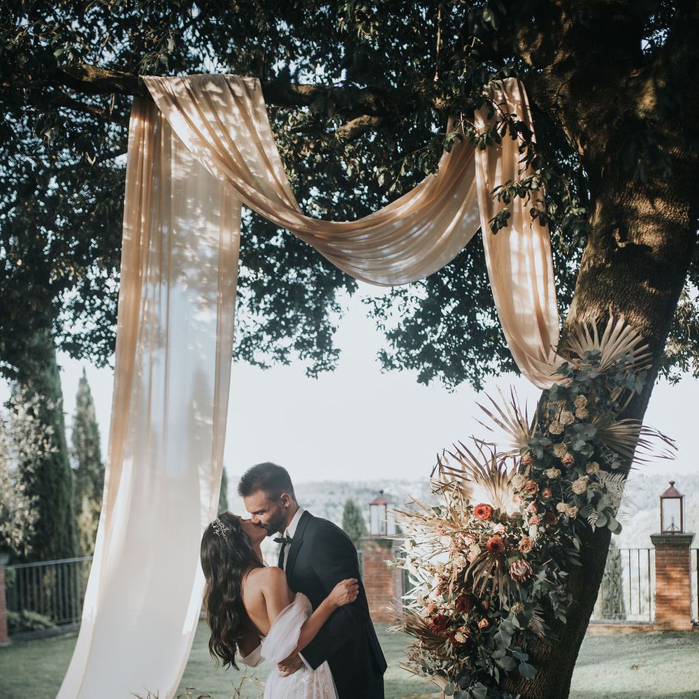Bride and groom kissing at Tuscany elopement 