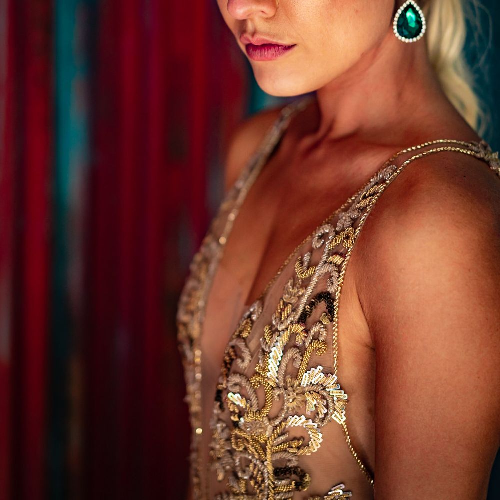 Dramatic eye makeup for beautiful bride in white and gold wedding dress