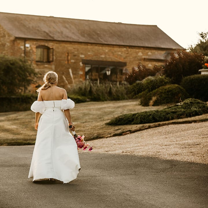 Bride in off the shoulder with puff sleeves by Jesus Peiro 