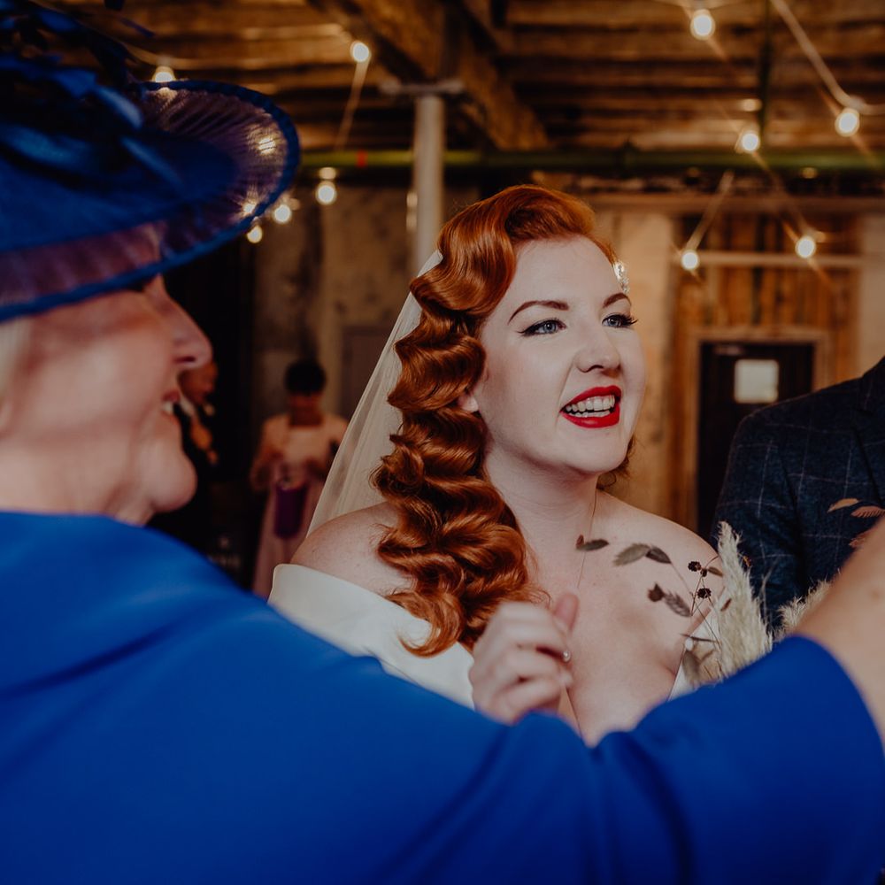 Bride with barre wave, vintage wedding hair