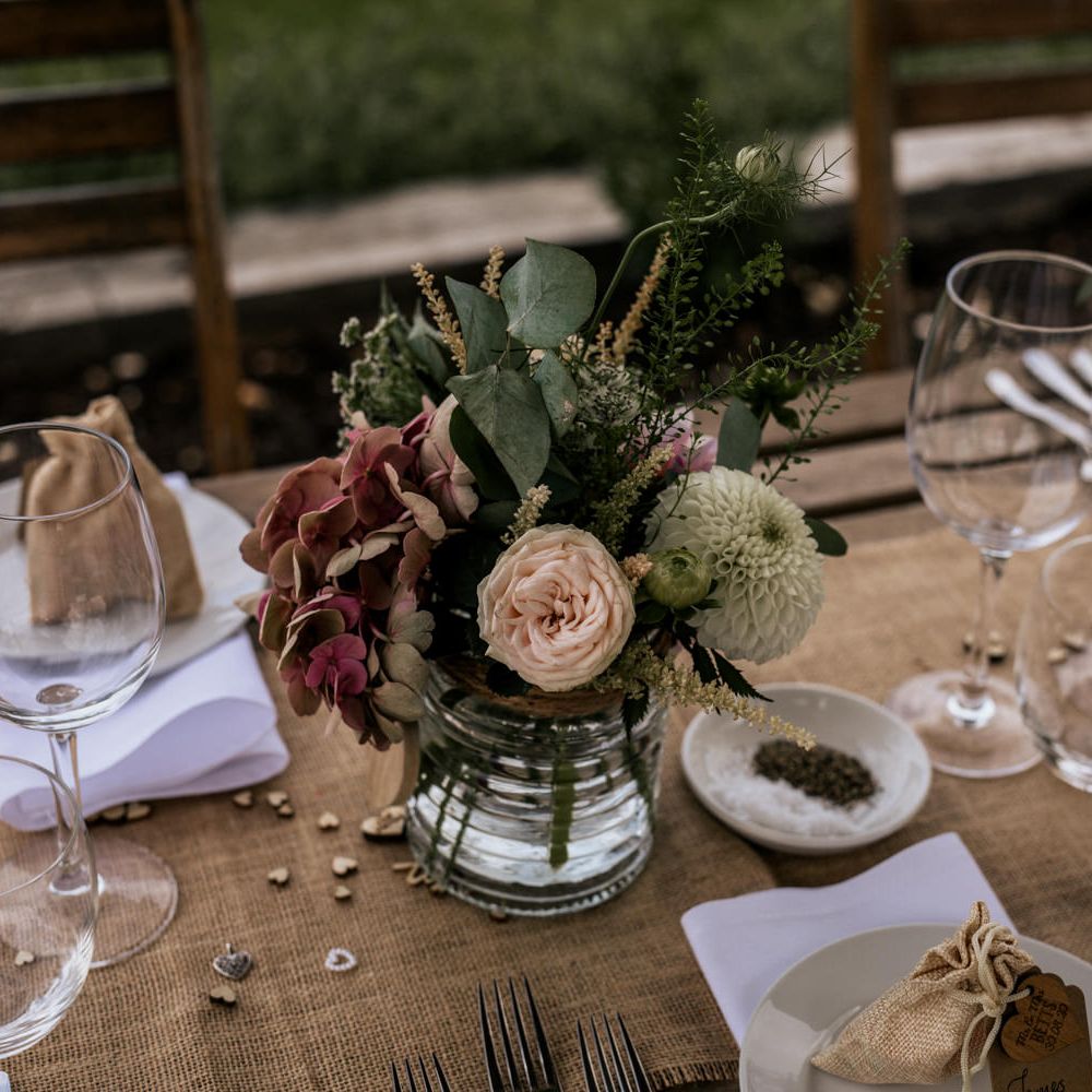 Rustic table decor with floral decoration 