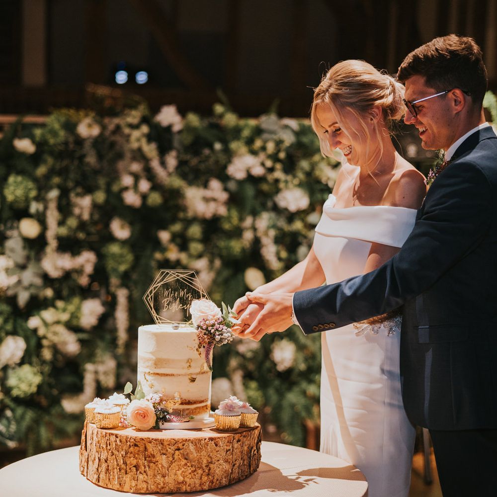 Bride & groom cut their cake 