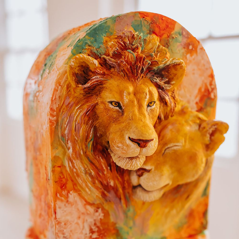 Golden wedding cake with Lion King design 