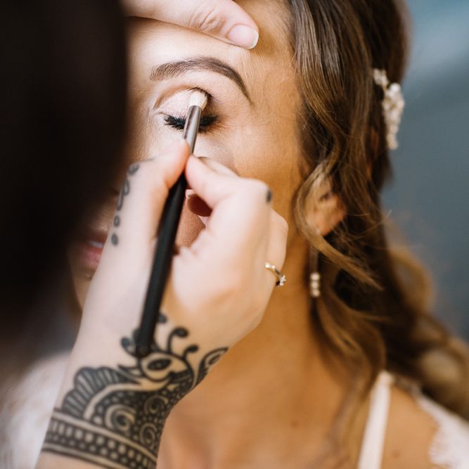 24   Eye make up