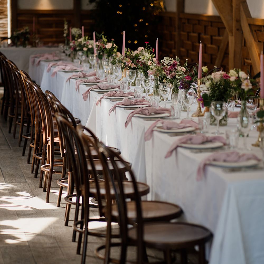 Pink napkins and pink candles decoration for classic wedding with gold details 