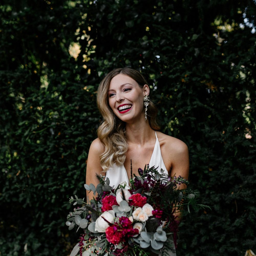 Stylish bride with finger waves at High Billinghurst Farm micro wedding