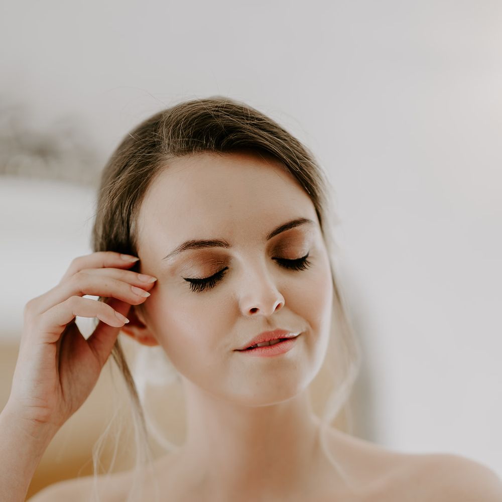 Beautiful bridal makeup with peach lipstick and eyeshadow and winged eyeliner 