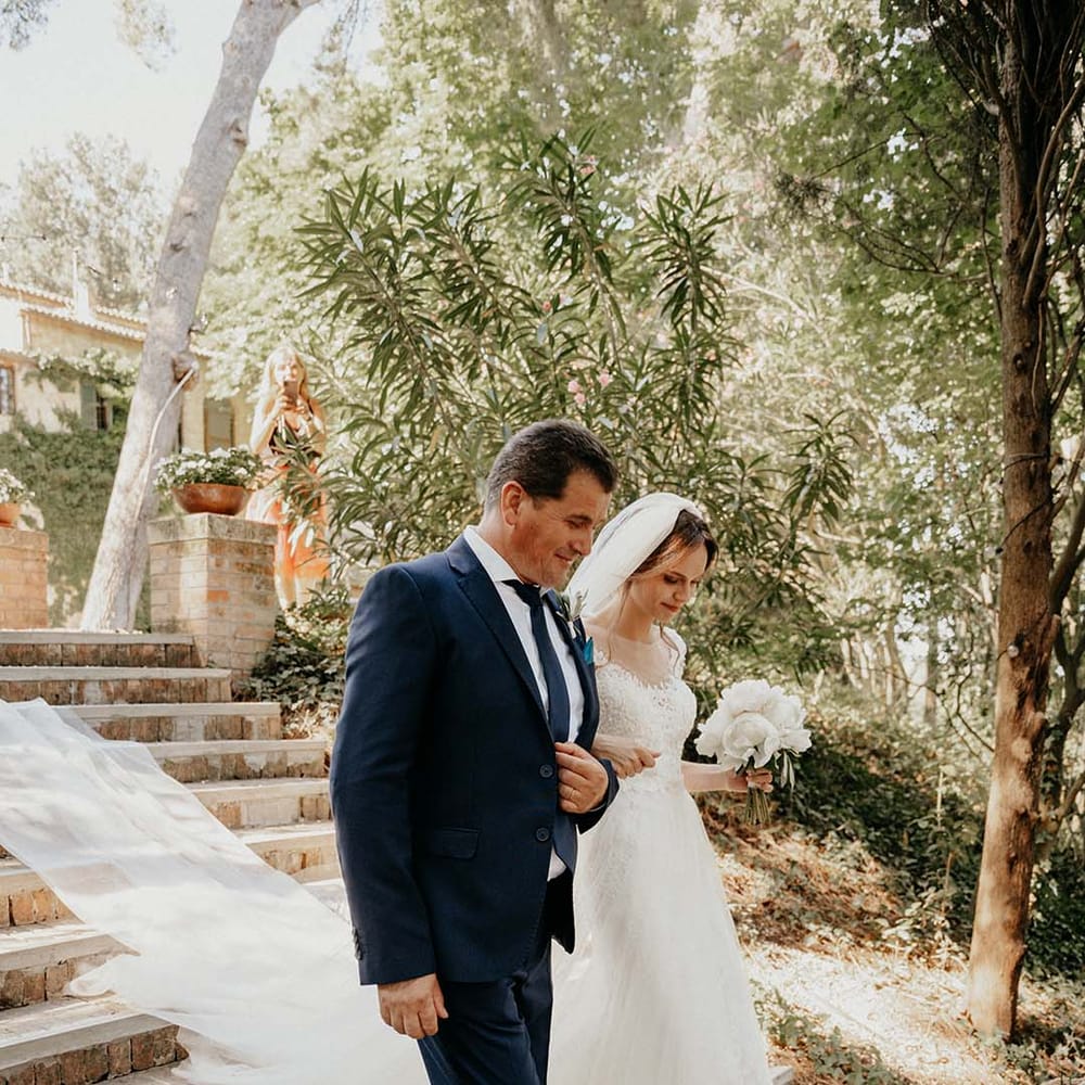 Bride walks down steps to the aisle with her father on her wedding day | Royal Studio