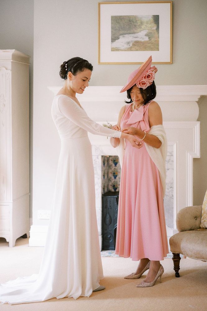 22 Elegant Mother of the Bride Dresses & Outfits