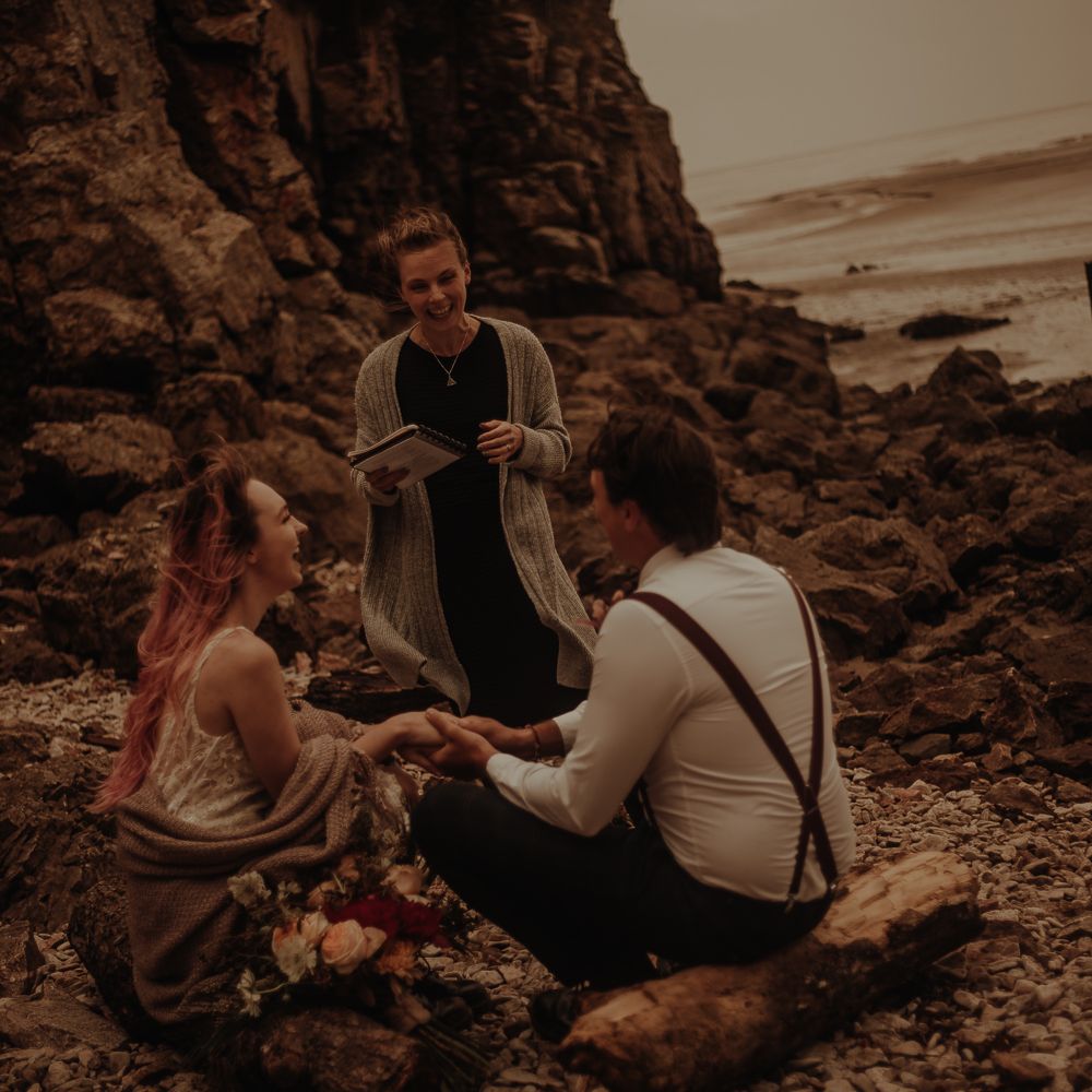 Intimate beach elopement wedding pictures by Esme Whiteside Photography