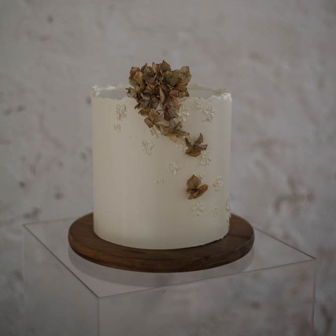 single tier wedding cake with dried hydrangea head 