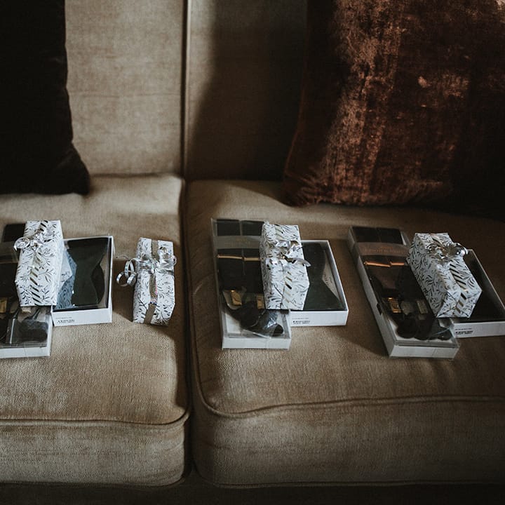 Groomsmen's accessories and gifts given on the morning of the wedding 