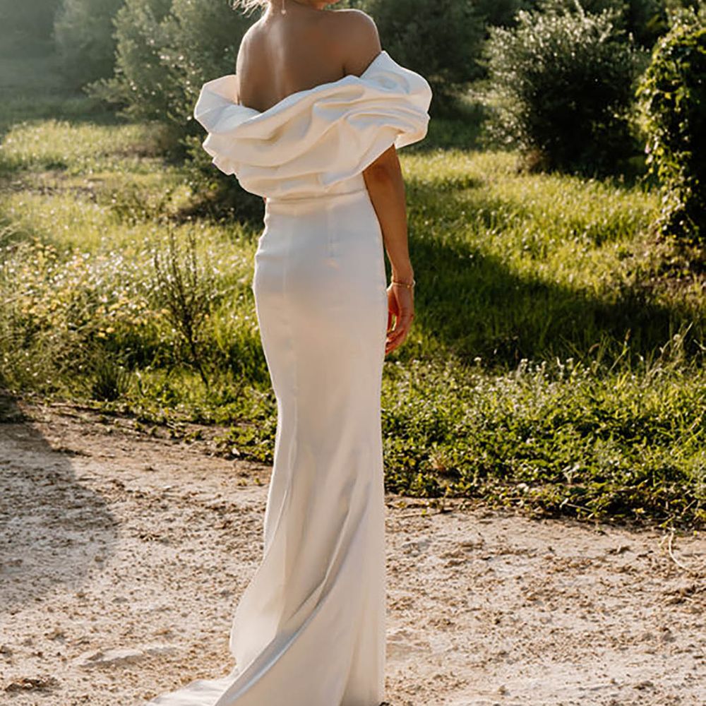 off-the-shoulder-ruffle-wedding-dress-The-In-Love-Photographers