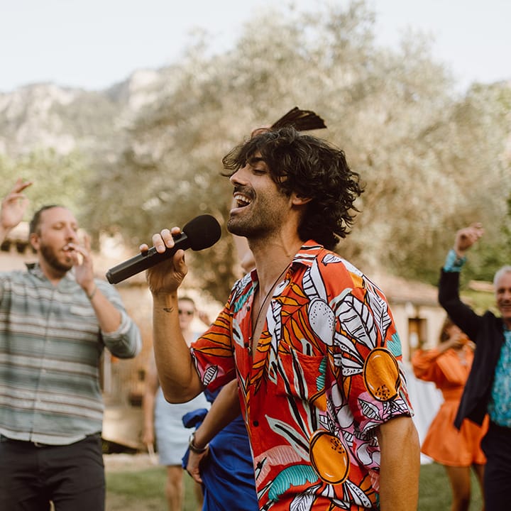 Live singer with the guests