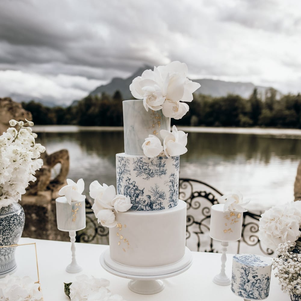 Blue and white Chinese pottery and matching wedding cake design 