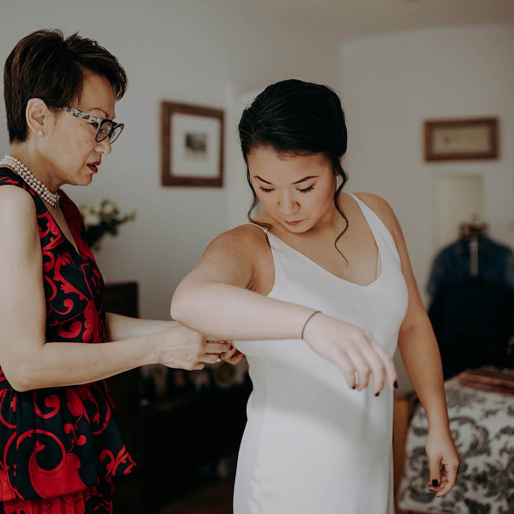 Bride gets ready on the morning of her wedding day  | Irene Yap Photography