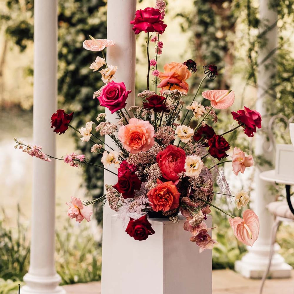 Pink and red rose altar decorations for the outdoor wedding 