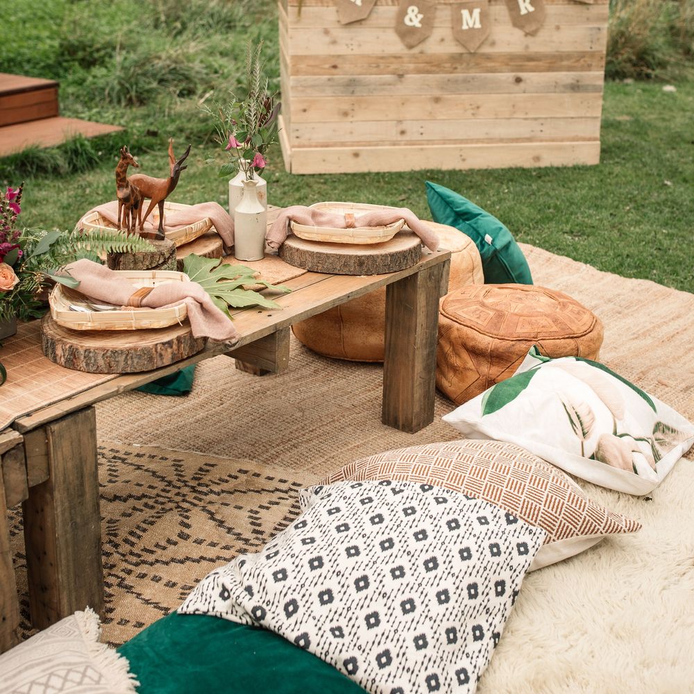 Safari inspired decor with wooden table and colourful pillows