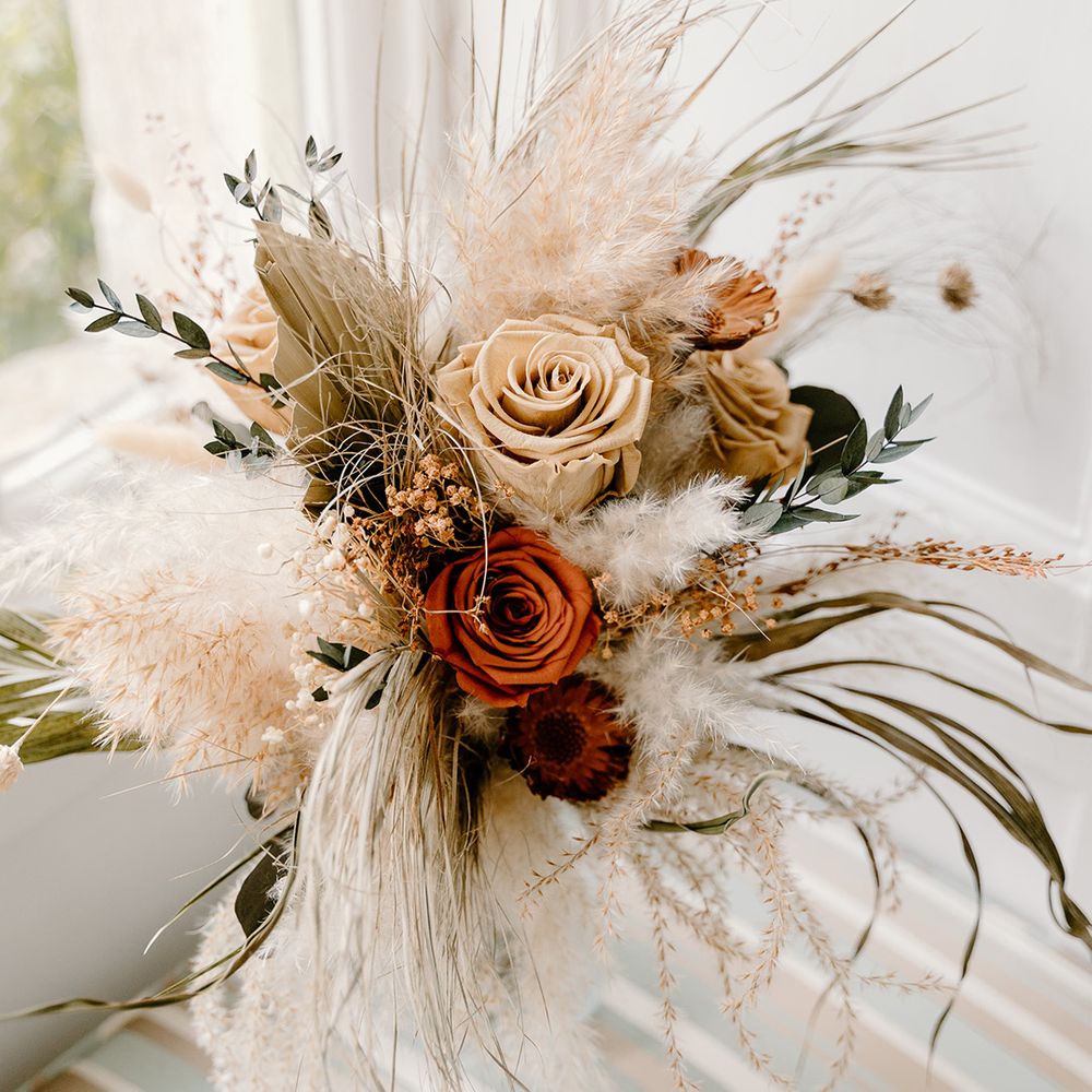 Toffee and rust roses with pampas grass for the bride's bouquet 