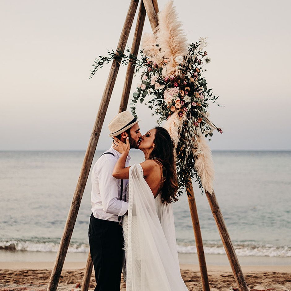 Naked tipi for beach wedding in Italy